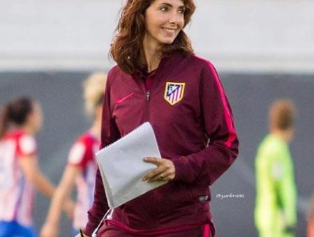 Natalia Astrain entrenando al Atlético de Madrid